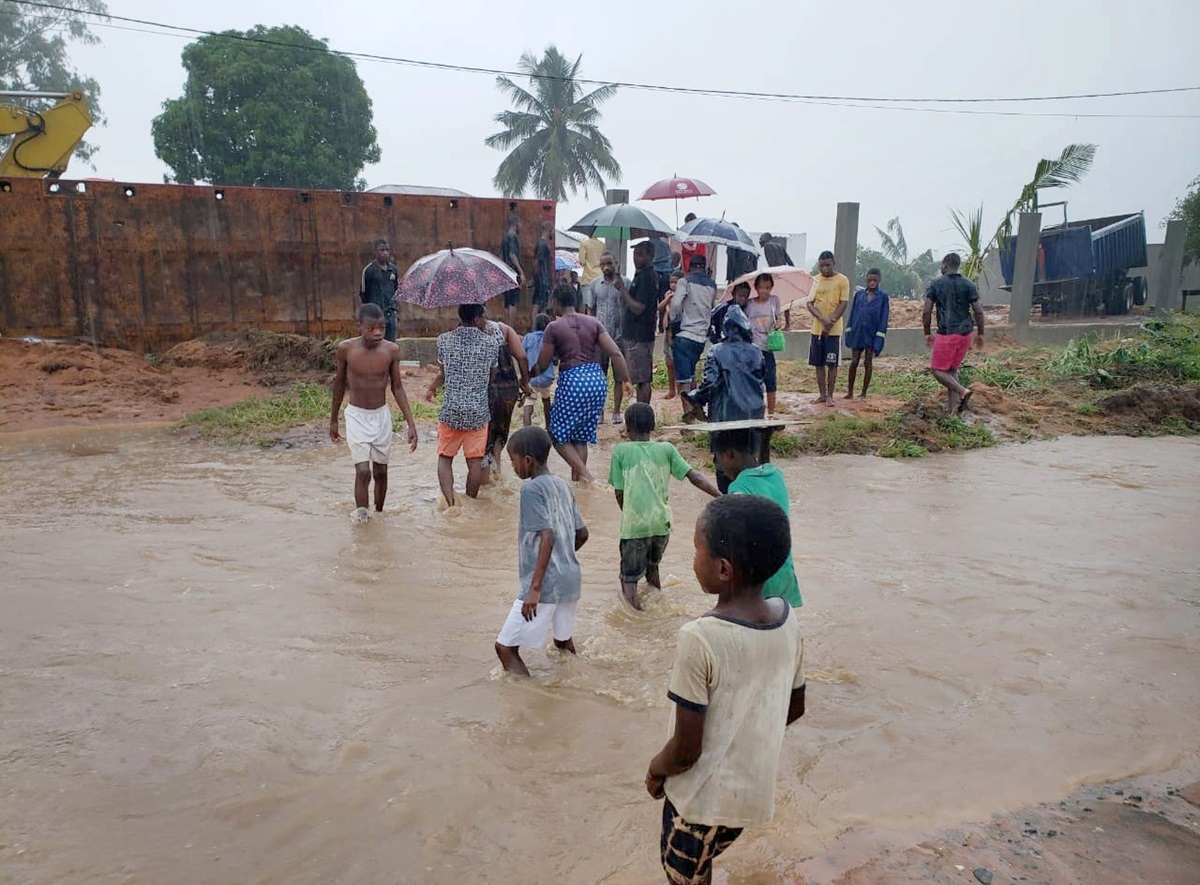 People wade through floodwaters following Cyclone Kenneth, which hit the Cabo Delgado province of Mozambique in late April. Photo by Saviano Abreu, United Nations Office for the Coordination of Humanitarian Affairs.