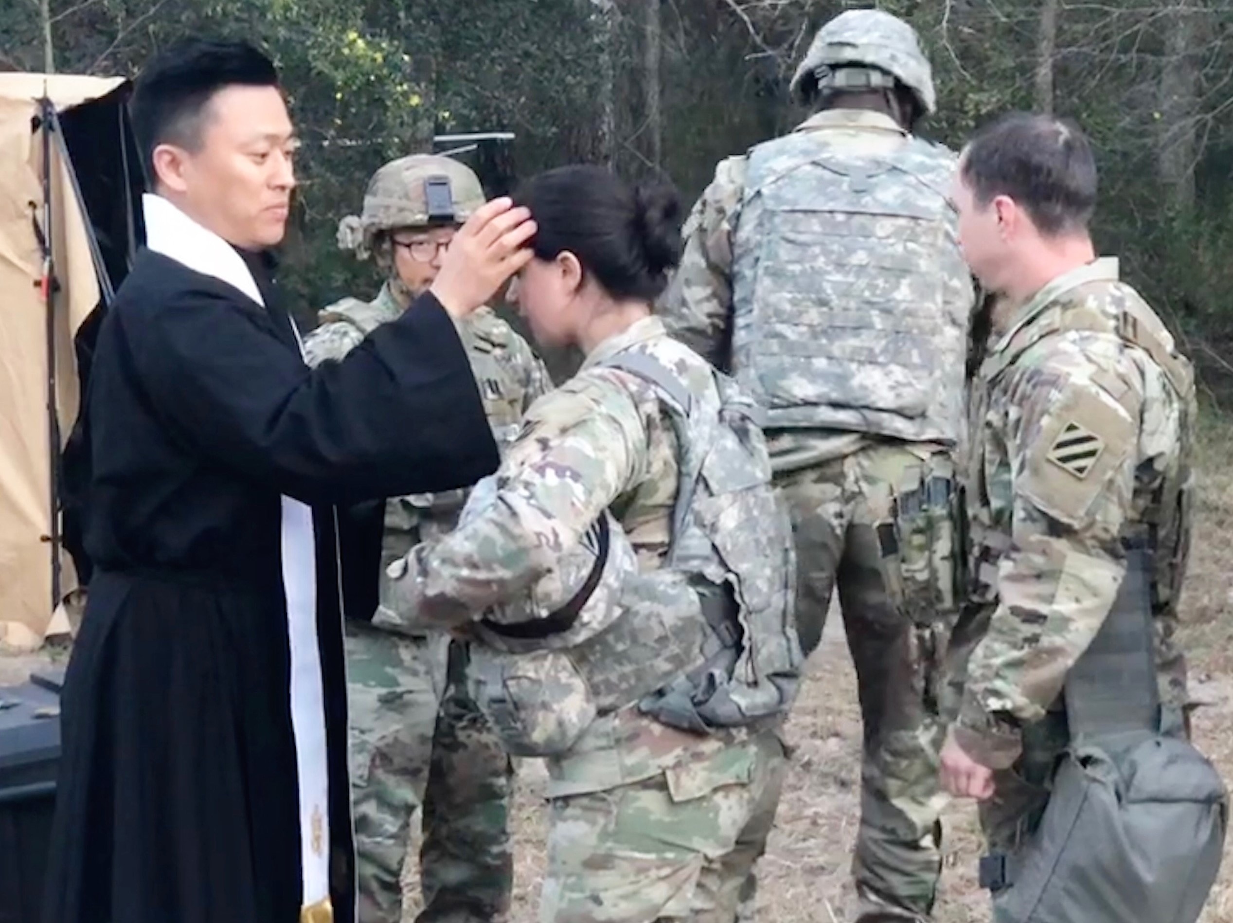 이두수 목사가 사격 훈련 중인 군인들과 함께 재의 수요일 예배를 드리고 있다. 사진 제공 이두수 목사. 