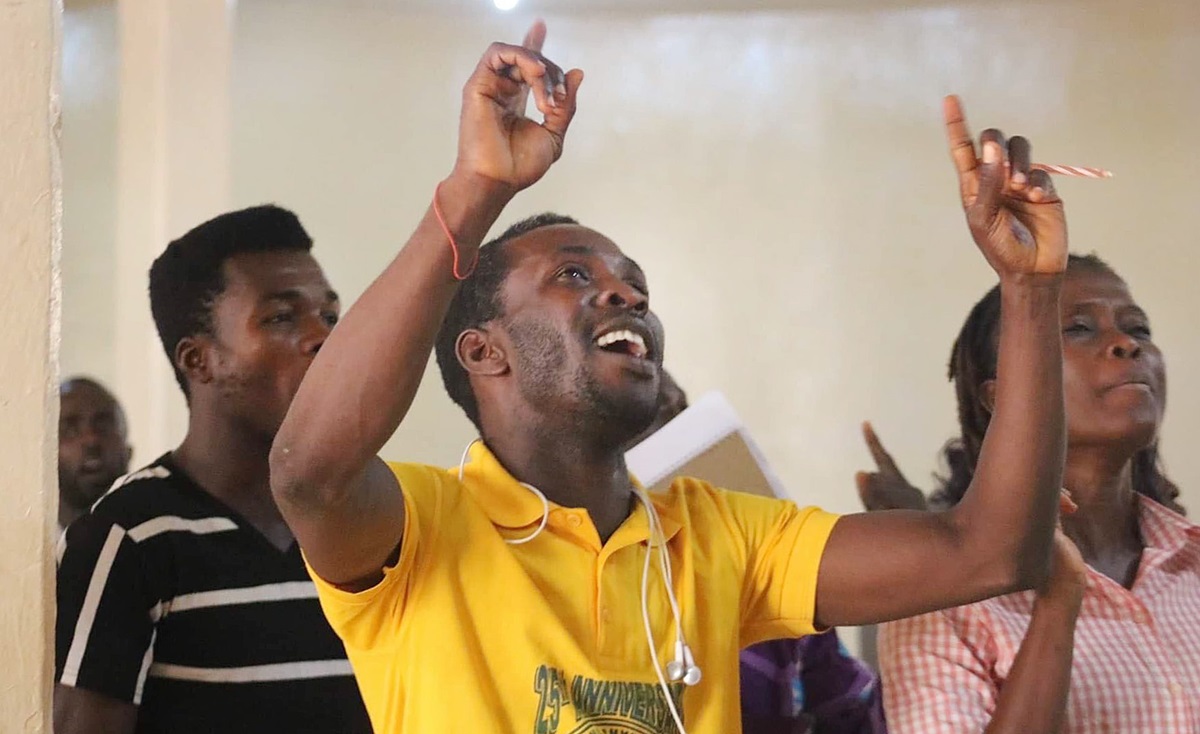 Os jovens cantam durante o Fórum da Próxima Geração em Monróvia, na Libéria. O evento de 22 de abril enfocou o futuro dos jovens na igreja. Foto de E Julu Swen, Notícias MU.