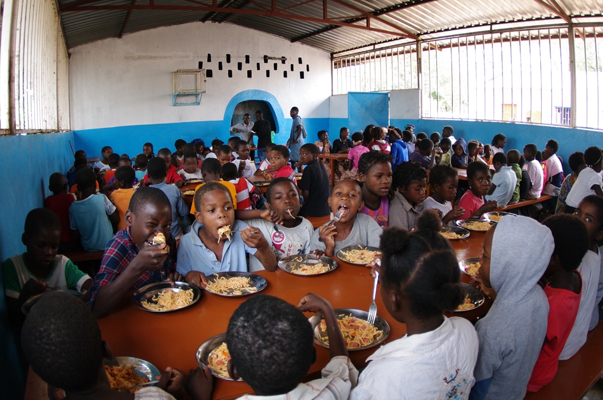 Cientos de niños reciben cada domingo un almuerzo balanceado, después del culto. Este programa con la nutrición infantil y la educación sanitaria. Foto: Rev. Gustavo Vasquez, Noticias MU.