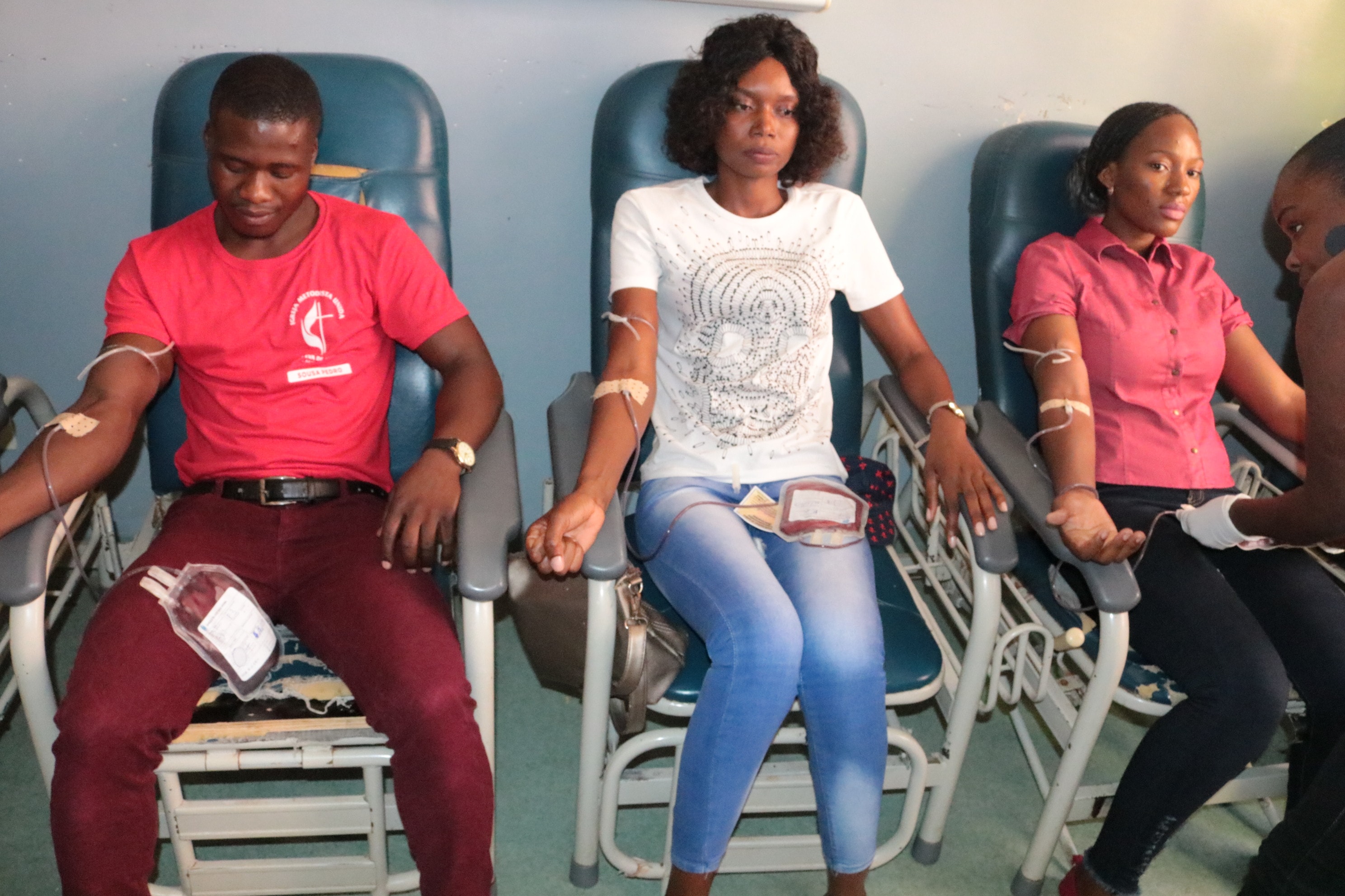 Sousa Pedro, Conceicao  Dias e Moisa Perreira fazendo a transfusao: Foto de Joao Nhanga