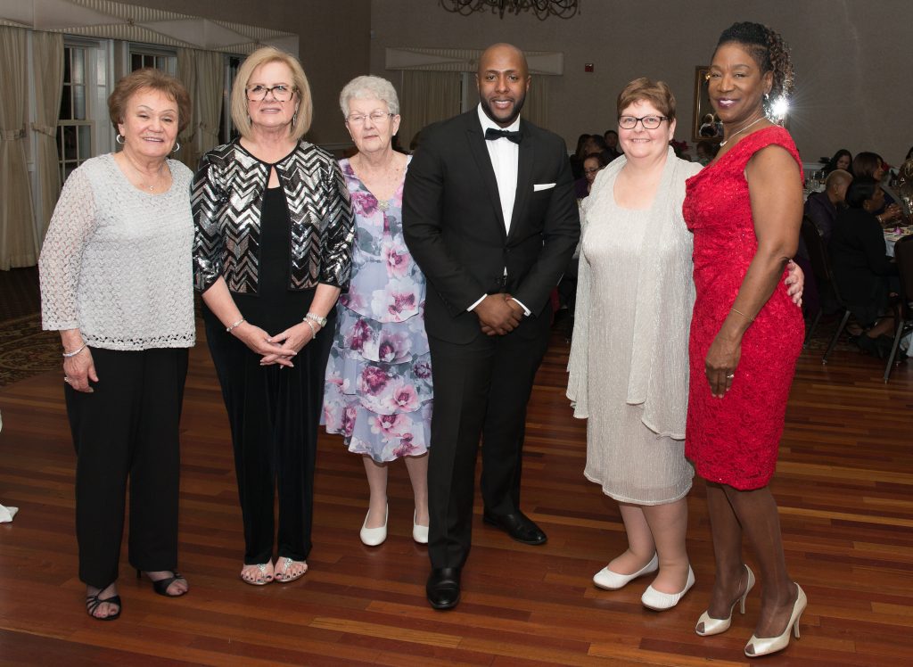  Rev. William Carter, pastor da igreja junto com um grupo de membros da igreja na celebração dos aniversários. Foto cedida pela Conferência Anual Estendida de Nova Jersey.