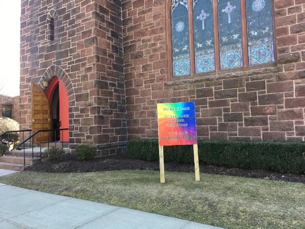 Desde febrero, un letrero colorido enfrente de la iglesia ha anunciado: "Para que quede claro si usted es LGBTQ, aquí lo reconocemos!". Foto cortesía de la IMU Memorial Mary Taylor.
