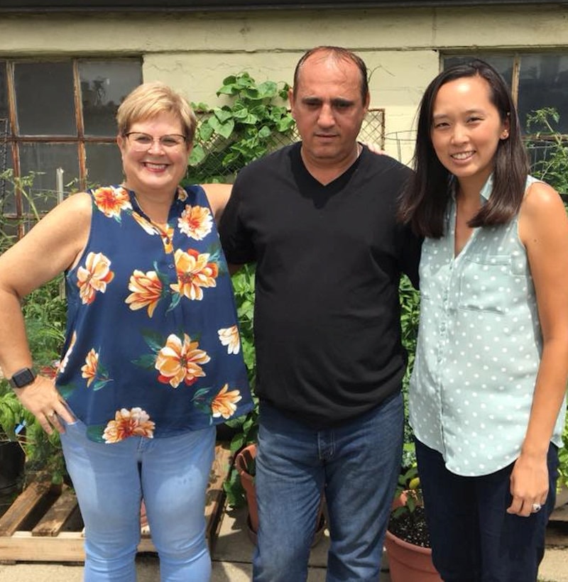 Hace un año, la senadora estatal de Michigan Stephanie Chang (derecha) visitó a Ded en su jardín de la azotea de la iglesia, donde cultiva verduras para la familia y para otras personas. Foto cortesía de la familia Rranxburgaj.