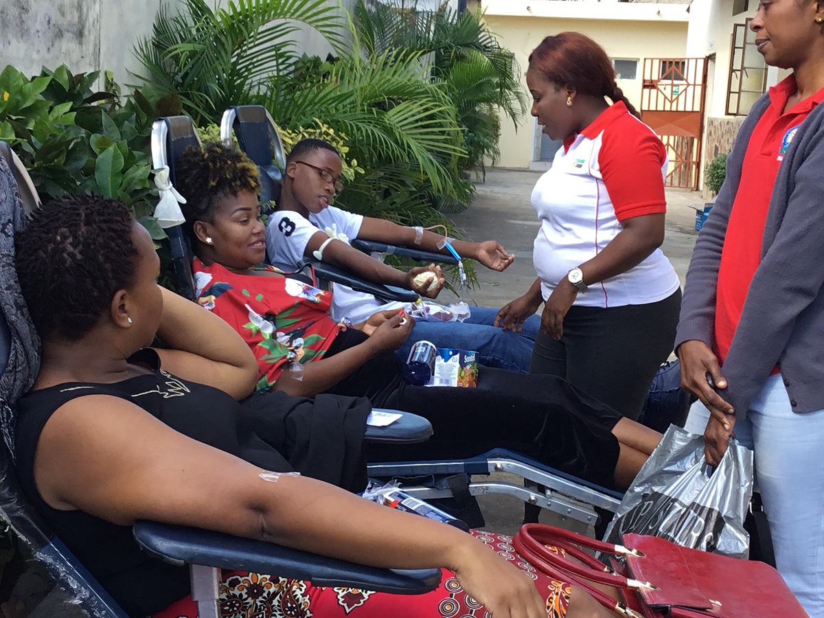 Jovens adultos da Conferência Anual de Moçambique Sul doam sangue para ajudar a aliviar uma escassez no hospital geral de Mavalane. Foto de João Filimone Sambo, Notícias MU.