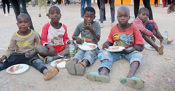 Des enfants vivant dans les rues de Malanje, en Angola, profitent d'un repas offert par des jeunes Méthodistes Unis pendant la Journée internationale de l'enfant. Photo de João Gonçalves Sofia Nhanga, UM News.