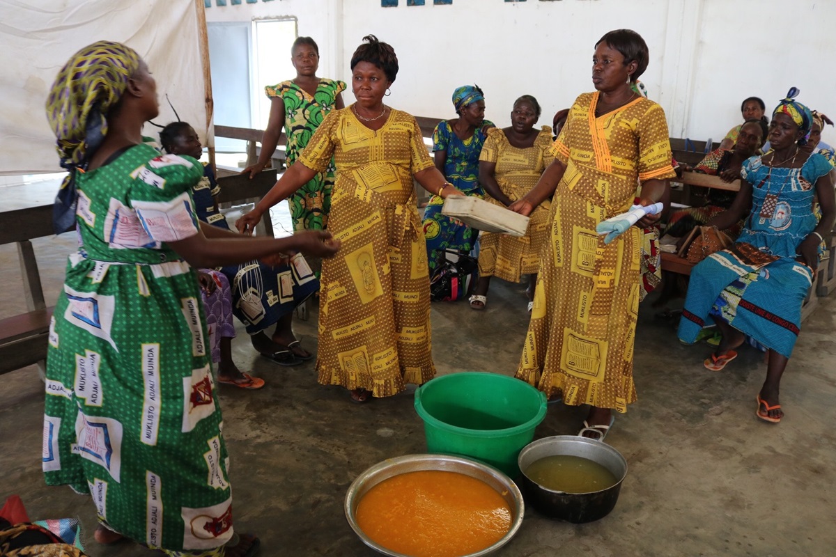 Les femmes leaders en séance de formation en art culinaire. Photo de François Omanyondo (UM News).