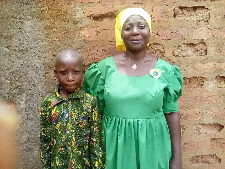 Aishatou Ndiaye et son fils son fils Mahamat Issen l’a amenée à se convertir au Christianisme. Photo de Petula Dockpa, UM News.