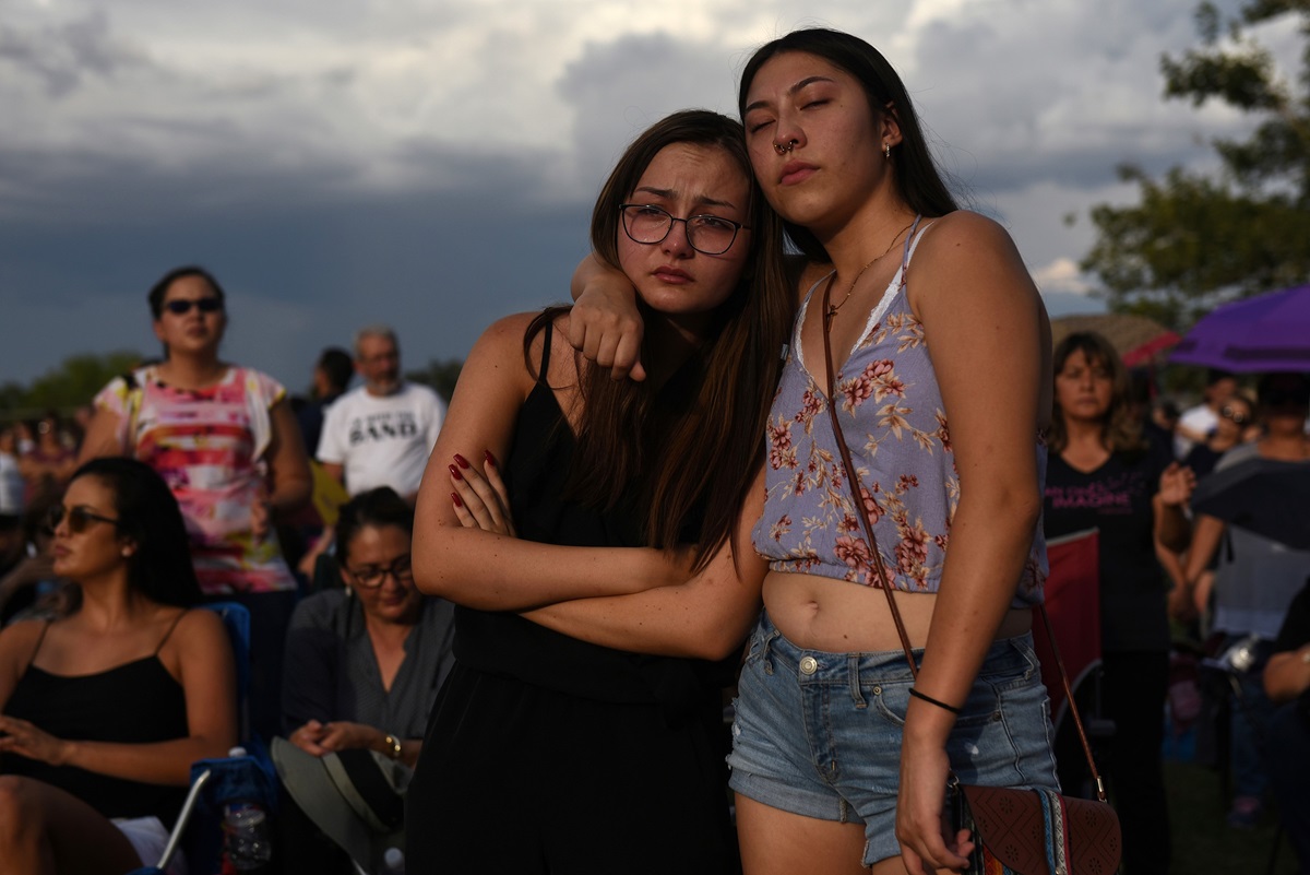 Amber Ruiz y Jazmyn Blake se abrazan durante una vigilia un día después de un tiroteo masivo en una tienda Walmart en El Paso, estado de Tejas, el 4 de agosto. Foto de Callaghan O'Hare, Reuters.