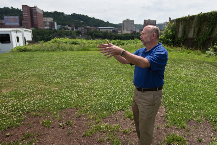 The Rev. Mike Linger describes plans to expand House of the Carpenter into a vacant lot next door to the present facility in Wheeling, W.Va. House of the Carpenter is a mission project of The United Methodist Church's West Virginia Conference that advocates for helping offenders re-enter the community. Photo by Mike DuBose, UM News.