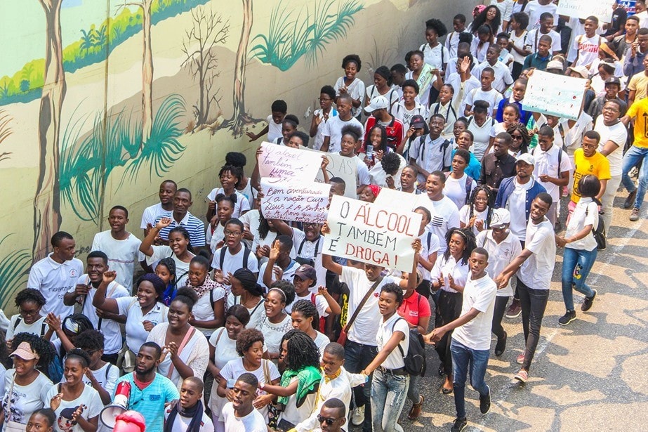Jovens Metodistas Unidos marchando nas arterias da cidade de Luanda, durante as celebracoes dos 67 anos da criacao da JMUA. Foto de Augusto da Graca.