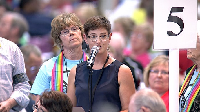 La Revda. Anna Blaedel (en el micrófono) habla durante la Conferencia Anual de Iowa en junio de 2016. Blaedel enfrenta un juicio en la iglesia luego de ser acusada bajo la prohibición de la ordenación de una "homosexual practicante autodeclarada". Foto de archivo por Arthur McClanahan, Conferencia de Iowa.