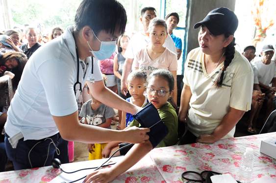 In celebration of National Indigenous Peoples Day in the Philippines, Knox United Methodist Church provided medical attention and supplies to the Aetas, indigenous peoples who live in isolated mountainous parts of Luzon. Photo by Gladys P. Mangiduyos, UM News. 