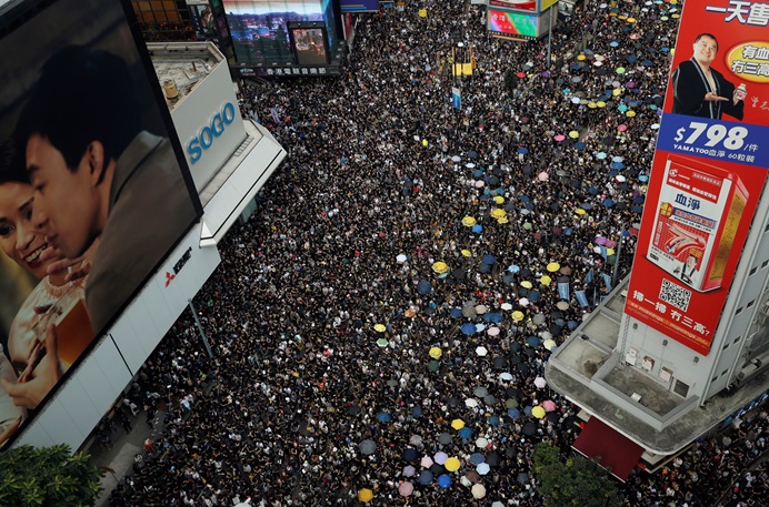 Manifestantes contra a extradição para a China marcham para pedir reformas democráticas em Hong Kong. Foto cedida por Tyrone Siu, Agência Reuters.