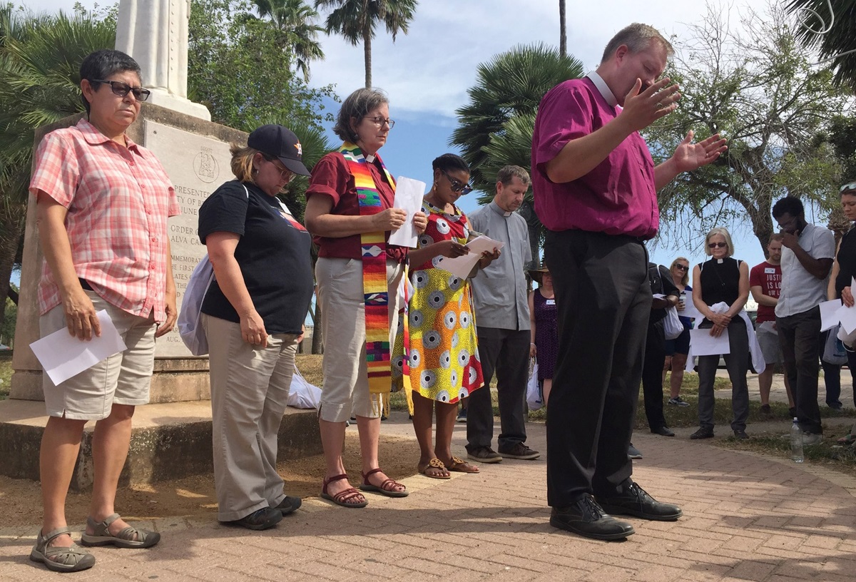 An ecumenical group from Texas holds a prayer vigil at the Texas-Mexico border. United Methodists made up a large part of a group of more than 100 who spent part of the Labor Day Weekend at the border and crossed into Matamoros, Mexico, to visit with Central Americans and others who are being kept there as they seek asylum in the U.S. Photo courtesy of Texas Impact.