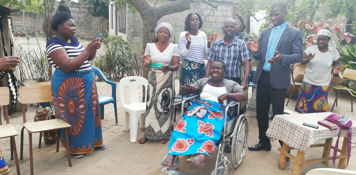 Angelina Hele acaba de receber a cadeira de rodas num apoio da parceria Mocambique -Missouri em Agosto