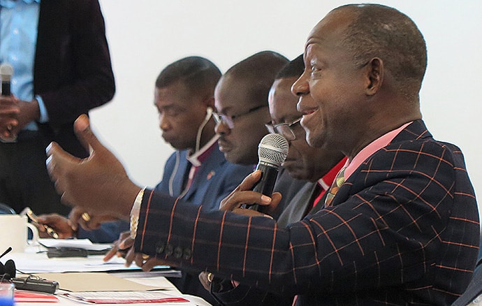 짐바브웨 무타레에서 열린 아프리카 지역감독회에서 시에라리온의 존 케이 얌바수 감독이 발언하고 있다. 아프리카 감독들은 2020년 총회 후에도 아프리카에서는 연합감리교회가 계속될 것이라는 성명을 발표했다. 사진 팀 탠튼, UM News.