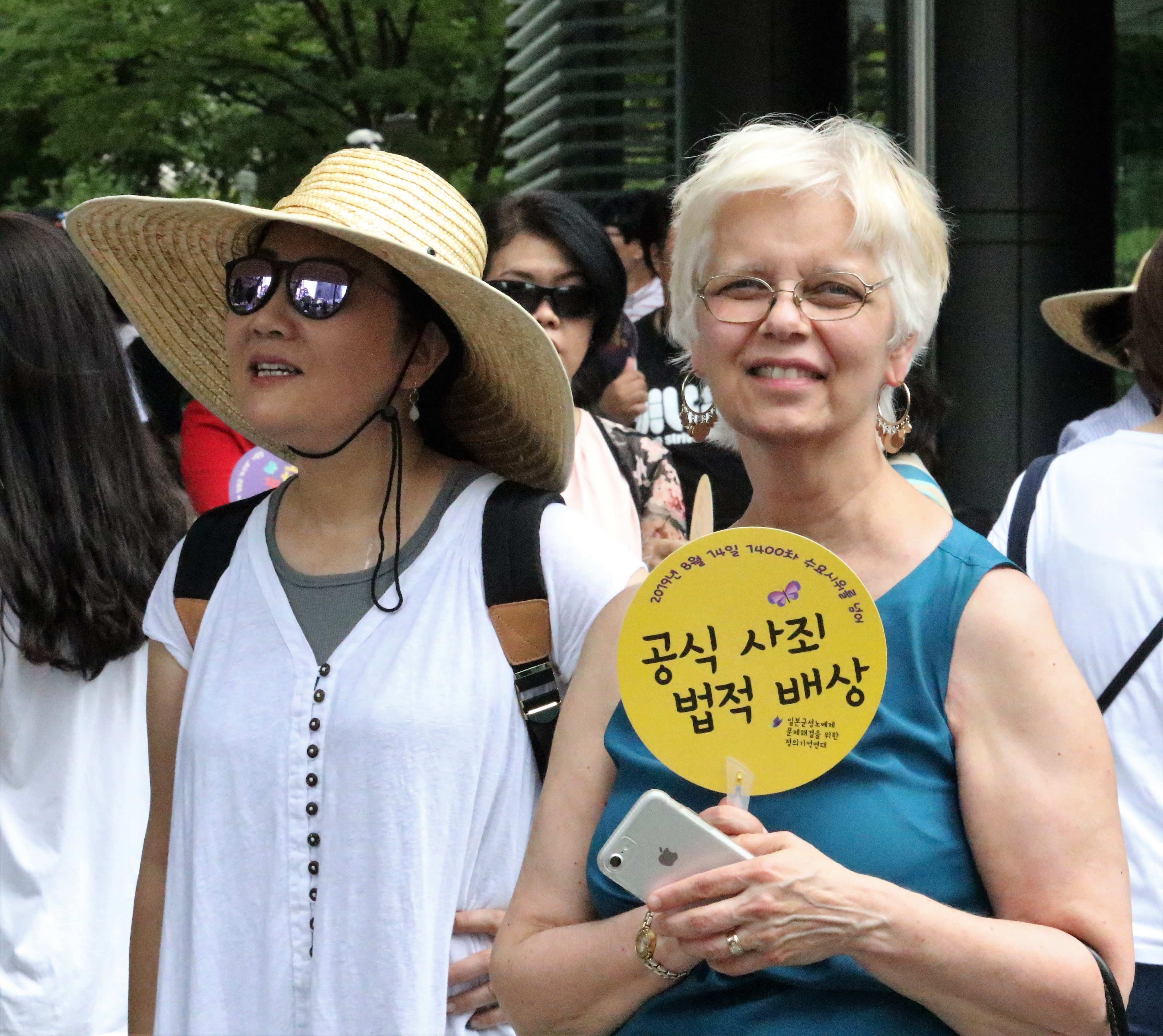 아프리카와 아시아 여성 신학자 컨퍼런스에 참석한 사람들은  8월 14일 일본 대사관 앞에서 열린 일본 제국주의의 한국 강점기에 일본에 의해 위안부로 끌려가 성노예로 희생당한 여성들을 기억하며 연대하는 1,400차 시위 및 제7차 세계일본군위안부기림일 행사에 참석했다. 사진 김응선 목사, 연합감리교뉴스.) 
