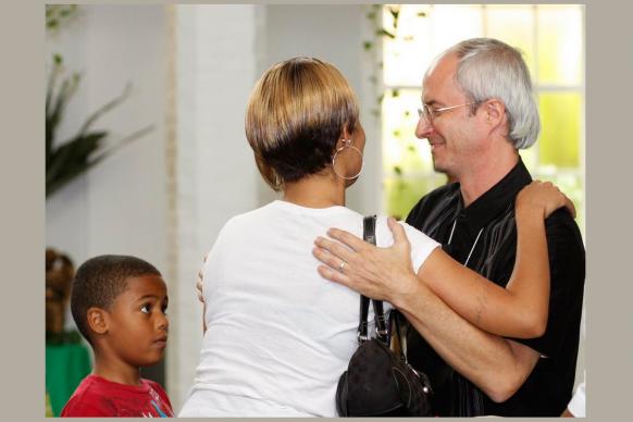 El Rev. Shawn Moses (derecha) de la Primera Iglesia Metodista Unida Grace en Nueva Orleans, le da la bienvenida a una nueva familia que se une a la iglesia. Foto por Kathy L. Gilbert, Noticias MU.