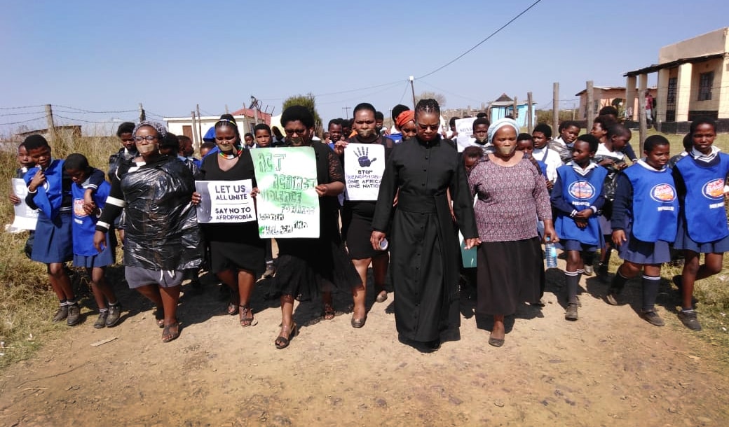 A diaconisa metodista unida Bulelwa Ndedwa lidera uma marcha contra a violência de género em Durban, na África do Sul, em 14 de setembro. A marcha começou com a oração numa Igreja Metodista Unida e terminou no centro de Bizana, no distrito de Makukhanye, Cabo Oriental. Foto de Nandipha Mkwalo, Notícias da MU.