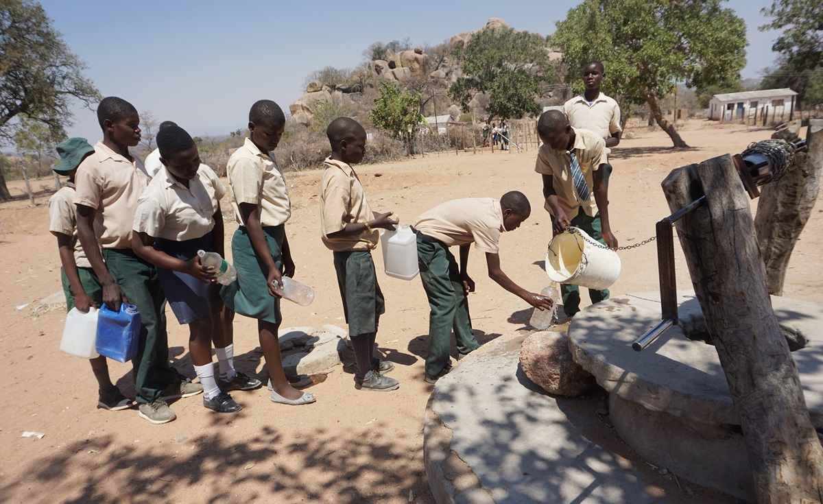 Pénurie d’eau au cours secondaire Chapanduka, une école Méthodiste Unie de Buhera (Zimbabwe). Les élèves passent souvent les heures de cours en rang dehors afin de remplir des seaux d'eau. Photo de Kudzai Chingwe, UM News.