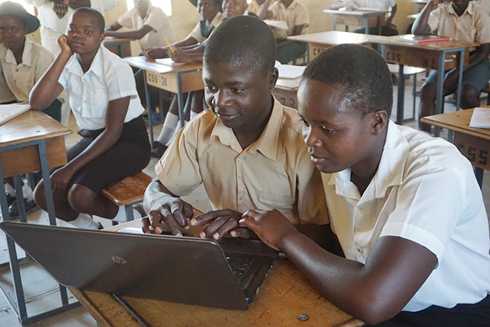 Vimbai Mupaikwa et Samuel apprennent l’informatique au cours secondaire Chapanduka de Buhera (Zimbabwe). L'école est confrontée à des défis qui ont affecté le rendement scolaire. Photo de Kudzai Chingwe, UM News.