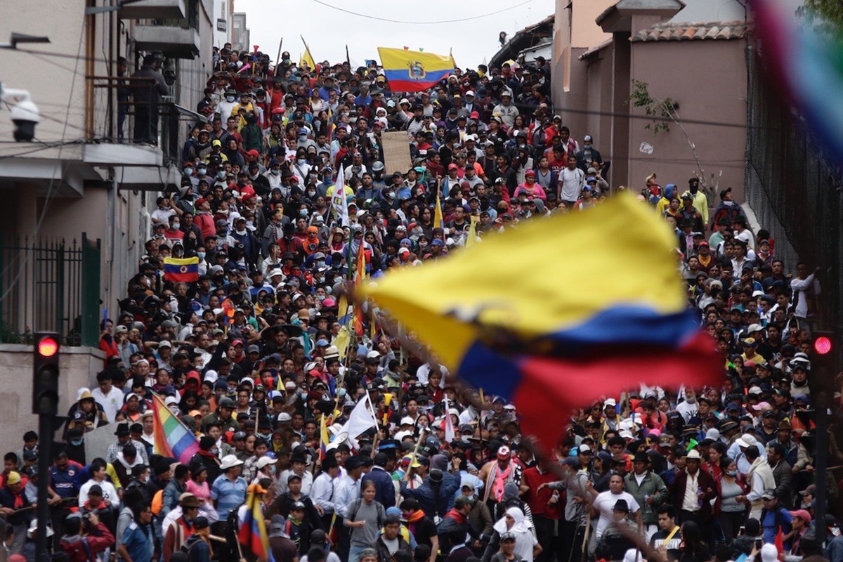 Manifestantes antigubernamentales en Quito, marchan en protestas a las medidas tomadas por el presidente Lenín Moreno  en Quito, Ecuador. Foto Carlos Noriega, cortesía de AP.