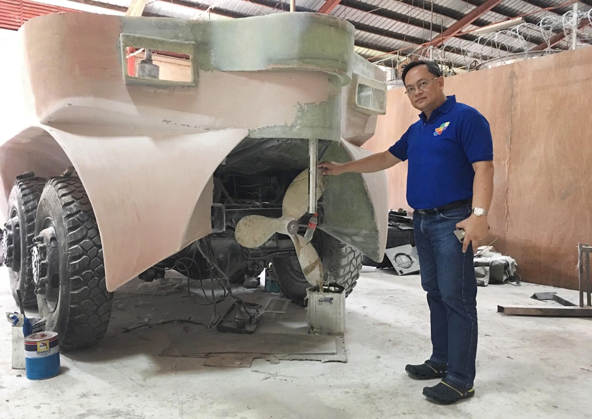 Julius Caesar V. Sicat, diretor regional do Departamento de Ciência e Tecnologia das Filipinas, defende um protótipo de veículo de resgate anfíbio projetado para salvar vidas em caso de grandes inundações. Foto cedida por Ryan de Lara.