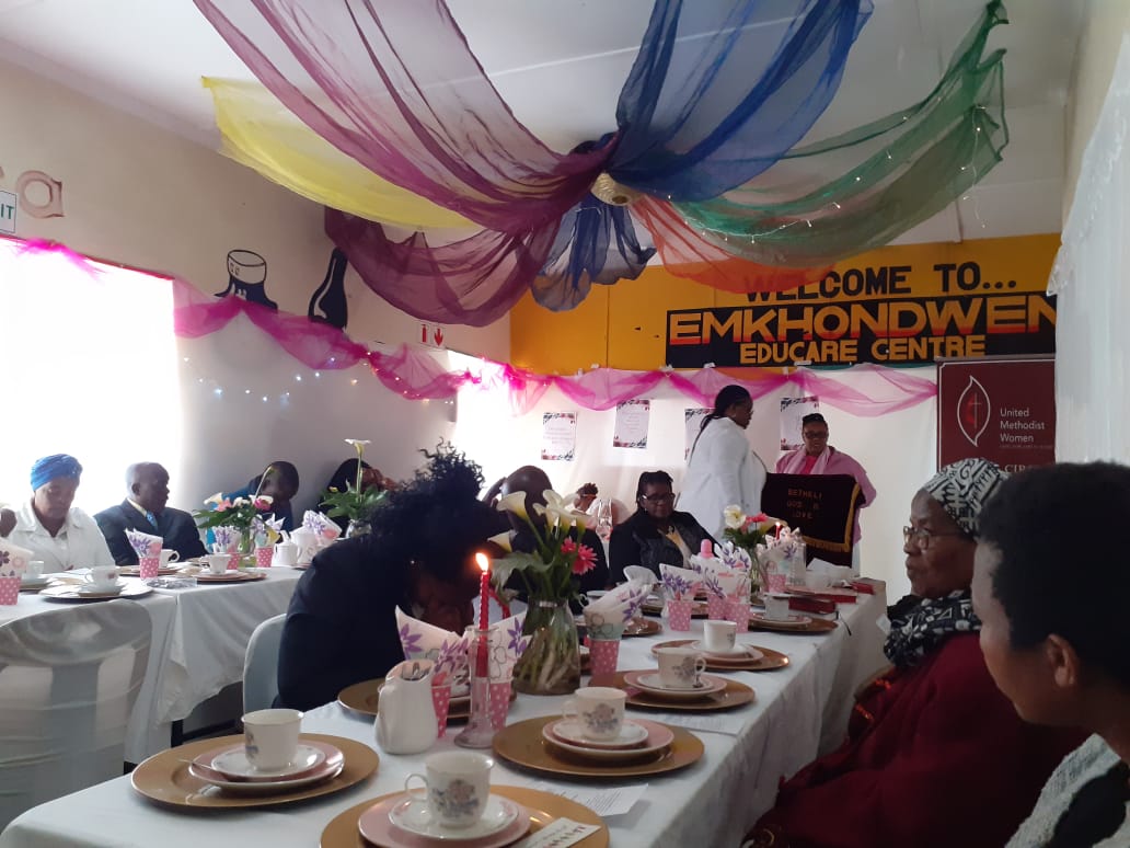 Senhora Nonsipho Mpethi apresentando as pessoas a convidada especial durante o evento de empoderamento pela Rev. Maureen Fligan.