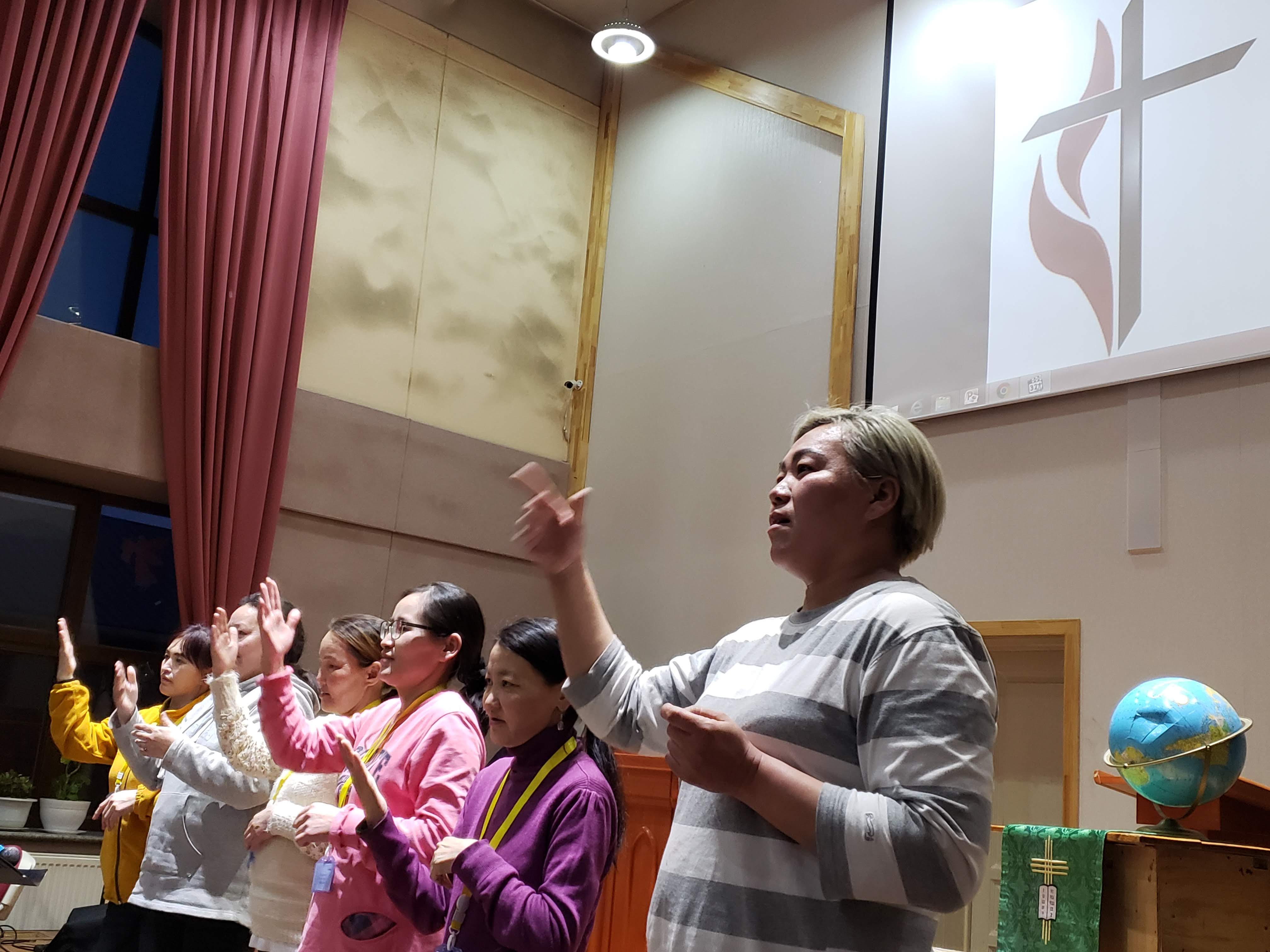 몽골기독여성들이 찬양을 하고 있다. 사진 제공, 한인여선교회 전국연합회.