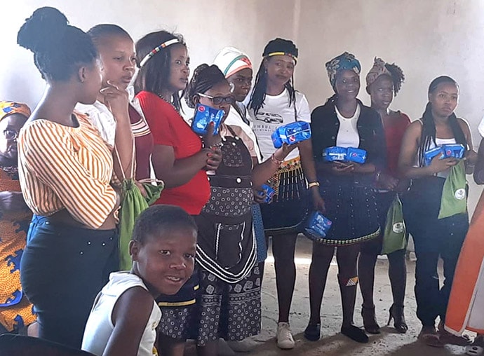 Des jeunes filles du village de Notazana, dans la province du Cap-Oriental en Afrique du Sud, reçoivent un don de serviettes hygiéniques de l’Association des Jeunesses Méthodistes Unies. Photo de Nandipha Mkwalo, UM News.
