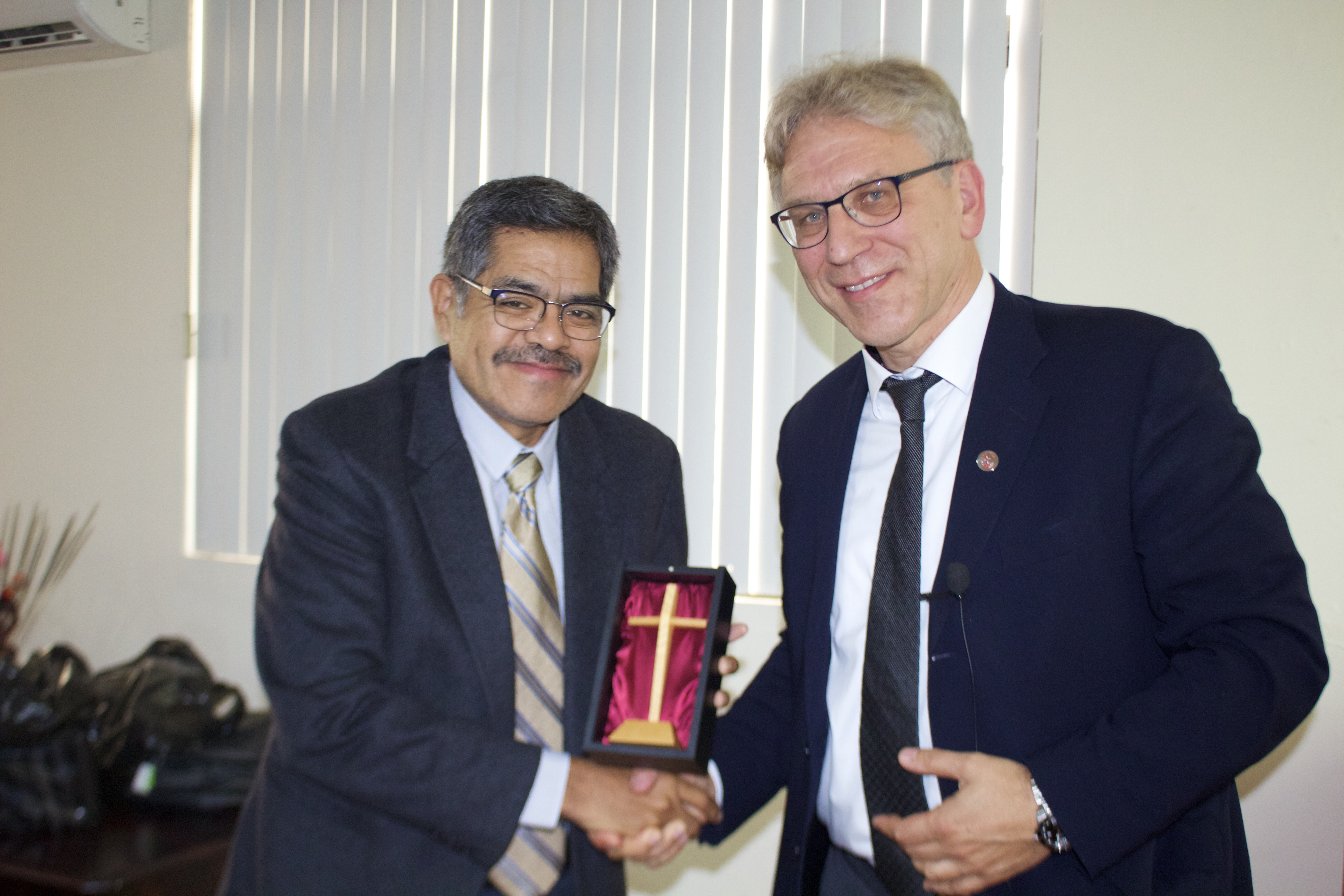 El Secretario General del Concilio Mundiaql de Iglesias (CMI), Rev. Dr Olav Fykse Tveit, entrega una cruz al Obispo Felipe Ruiz, líder del Gabinete General de la Iglesia Metodista de México. Foto Marcelo Schneider, CMI.