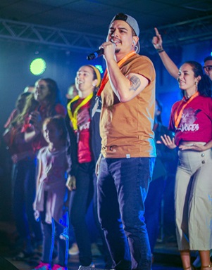 Lester Guevara, da banda de louvor Save Our Souls, lidera a Ressurreição fiel cantando uma nova música para o evento de 11 a 13 de outubro. Foto de Daniel Sandi, cortesia da Conferência Anual de Holston.