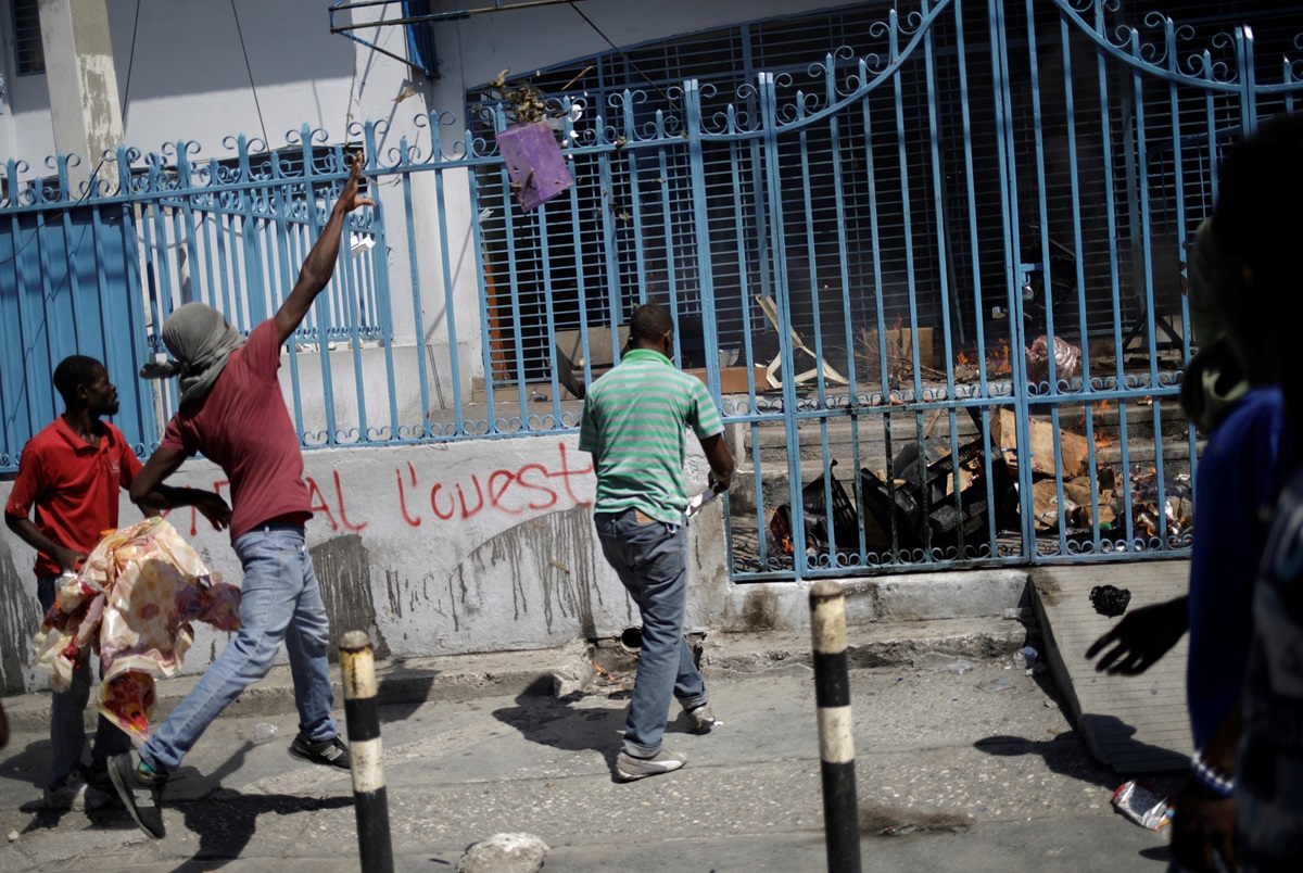 Protesters throw garbage at the entrance of the Immigration and Emigration Direction nel Moise, in the streets of Port-au-Prince, Haiti, October 28, 2019. REUTERS/Andres Martinez Casares.