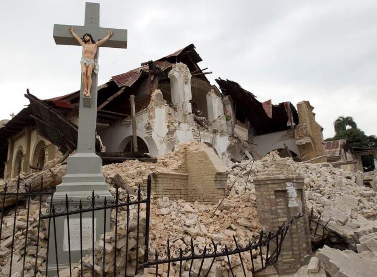 2010년 지진 이후 아이티의 포르토프랭스에 있는 세이크리드하트가톨릭 교회 잔해 사이에 십자가가 서 있다. 아이티는 2021년 8월 14일 발생한 또 다른 지진으로 고통받고 있다. 사진, 마이크 두보스, 연합감리교뉴스.