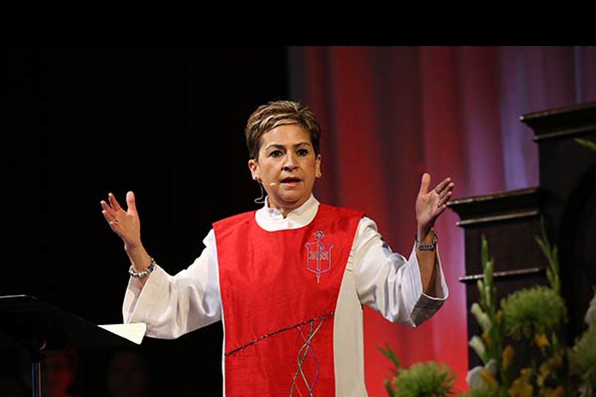 Bispo Cynthia Fierro-Harvey. Foto Mike Dubose, Notícias MU