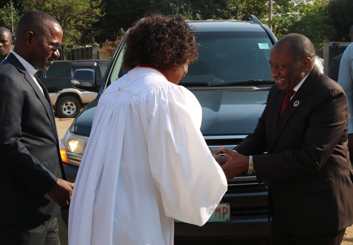 Rev Dra Victoria Chifeche, Superintendente de Maputo Sul recebendo o Governador da Província de Maputo Raimundo Diomba. Foto de Keith Leonel Sambo