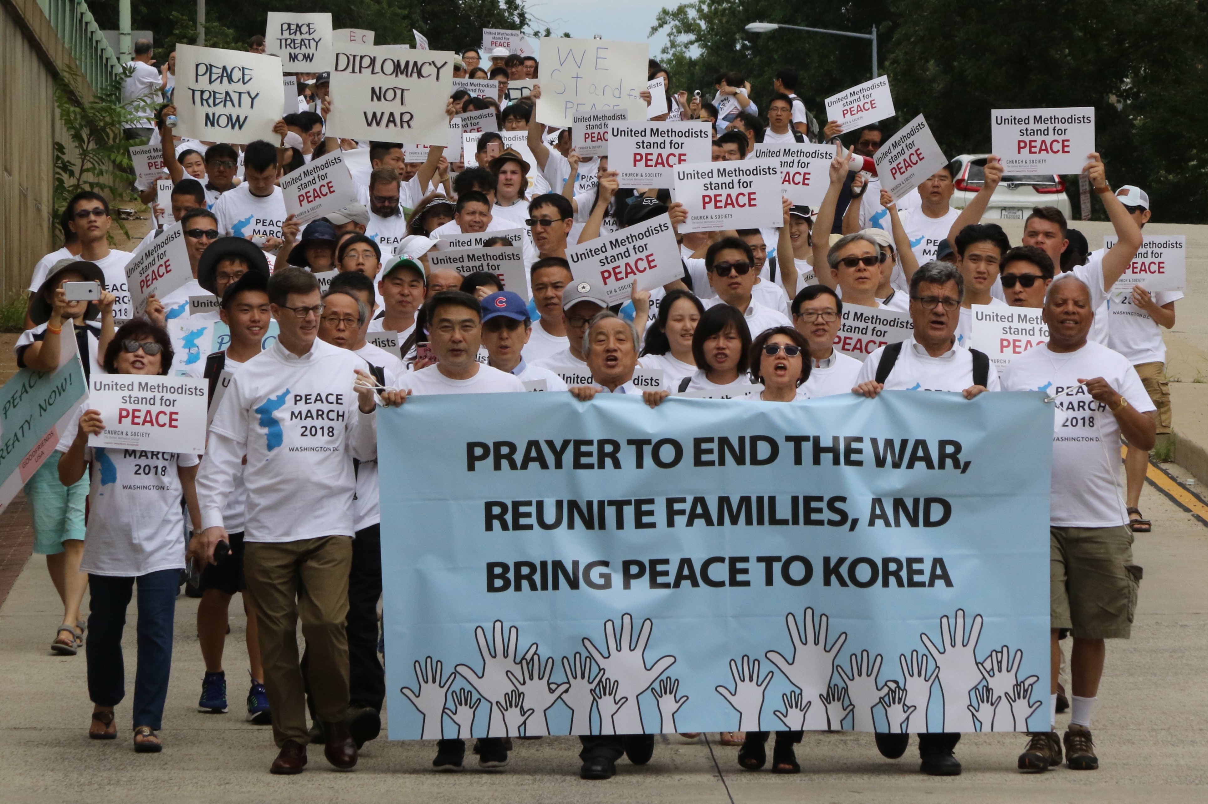 2018년 8월 와싱턴DC에서 열린 평화축제 참석자들이 전쟁상태 중단, 가족 상봉, 그리고 한반도의 평화를 위한 기도를 촉구하며 행진하고 있다. 사진 김응선 목사, 연합감리교회 뉴스.