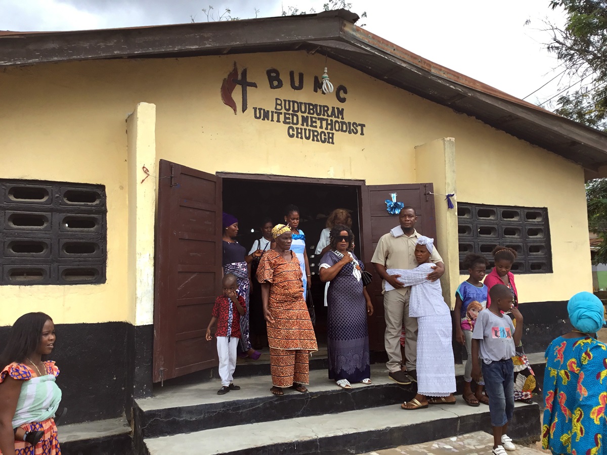 Des membres de l'eglise Méthodiste Unie de Buduburam (Ghana ») à la sortie du culte le 3 novembre. Le pasteur de l'église, le Révérend James Y. Kaifunbah, demande le soutien de la Conférence du Libéria et de l'Église Méthodiste Unie mondiale pour aider à sauver la petite paroisse. Photo de E Julu Swen, UM News.