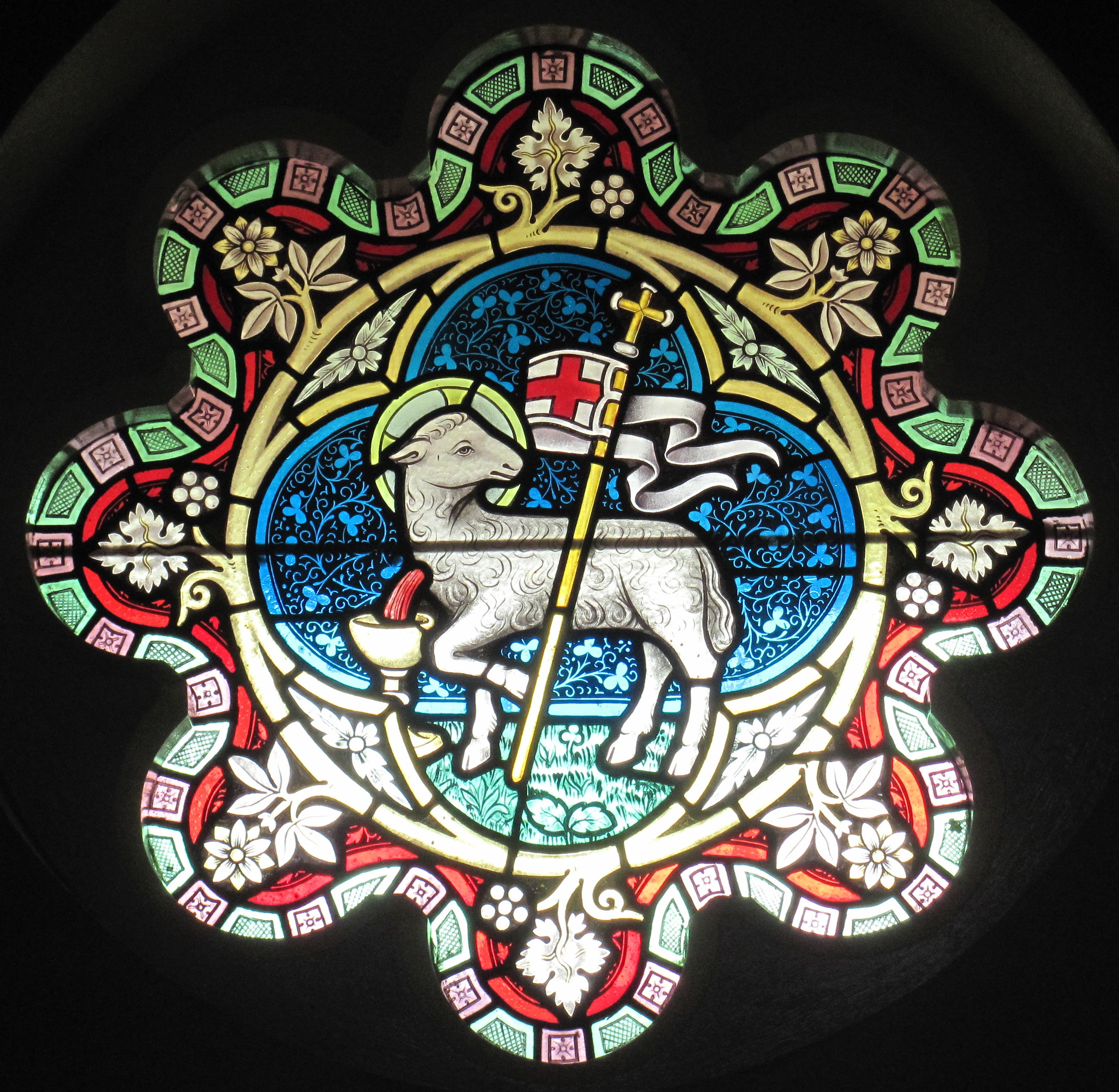 사진 영국 하이랜즈 칼리지의 스테인드글라스 (Stained-glass windows in Jersey Highlands College, Jersey, UK.)  출처, https://commons.wikimedia.org/wiki/File:Stained_glass_Highlands_Jersey_2013_5.jpg 