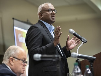 Moses Kumar, alto ejecutivo del Consejo General de Finanzas y Administración (GCFA), se dirige a la reunión del 14 y 15 de noviembre de la junta directiva de esa agencia celebrada en Nashville, Tennessee. Sentado el Obispo Michael McKee de la Conferencia Anual del Norte de Tejas, presidente de la junta. Foto de Kathleen Barry, Noticias MU. Moses Kumar, alto ejecutivo del Consejo General de Finanzas y Administración (GCFA), se dirige a la reunión del 14 y 15 de noviembre de la junta directiva de esa agencia celebrada en Nashville, Tennessee. Sentado el Obispo Michael McKee de la Conferencia Anual del Norte de Tejas, presidente de la junta. Foto de Kathleen Barry, Noticias MU.