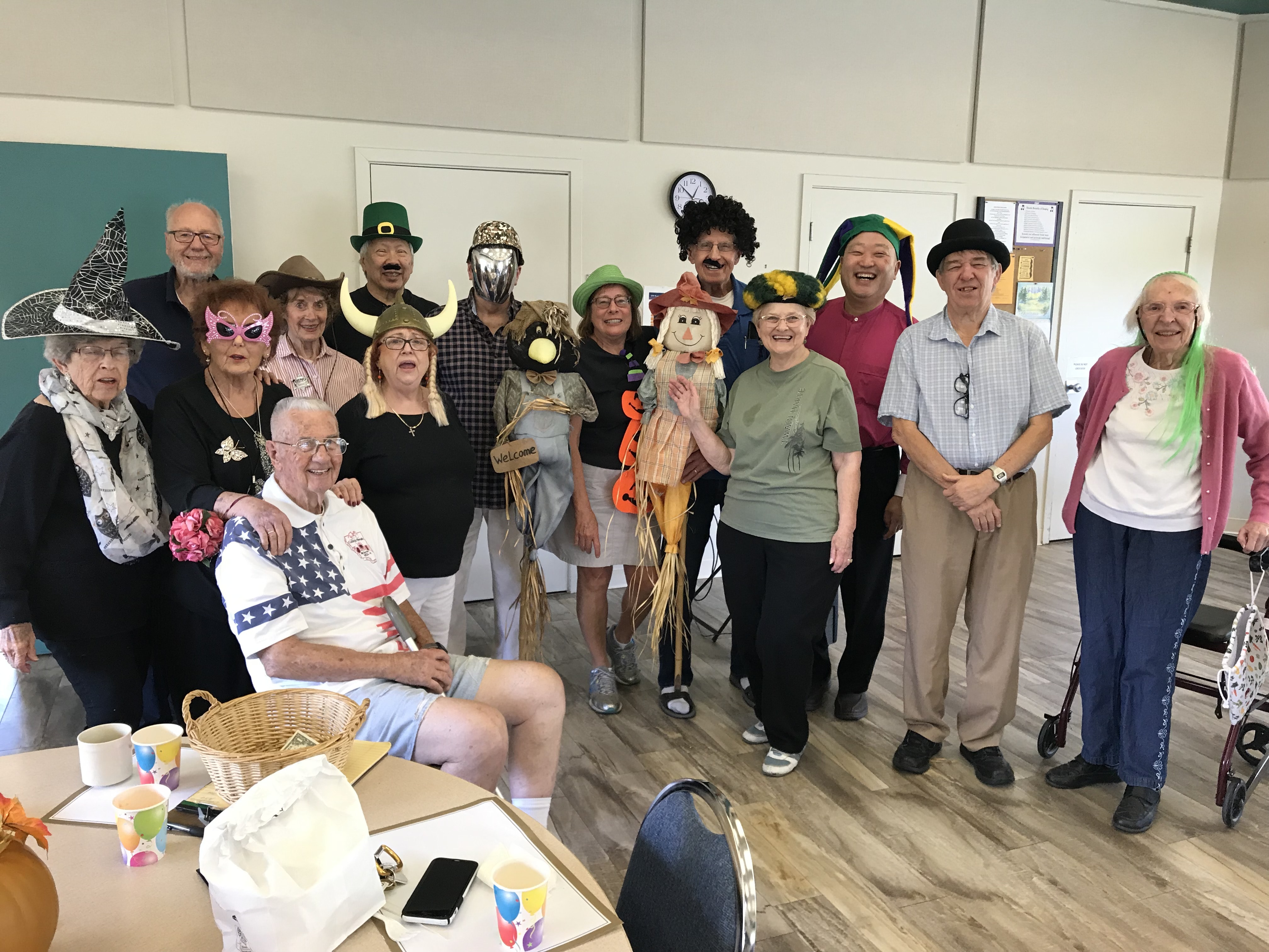 이성호 목사(뒷줄 오른쪽 끝)가 교인들과 점심을 함께한 후. 사진 제공, 이성호 목사.