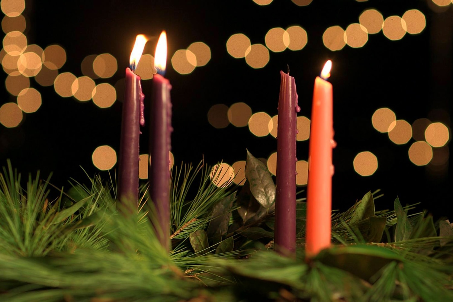 대강절 화환(Advent wreath)에 촛불 세 개의 촛불이 켜져 있다. 세 개의 촛불은 대강절 세 번째 주일을 의미한다. 세 번째 주일에는 기쁨을 상징하는 분홍색 촛불을 밝힌다. 사진, 케이틀린 베리, 연합감리교뉴스.