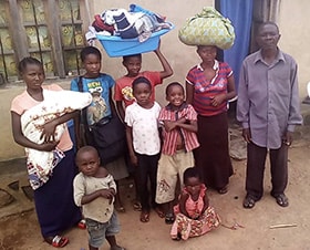 Une famille Méthodiste Unie déplacée se réfugie à Beni, au Congo. Les églises Méthodistes Unies du district de Beni viennent en aide à ceux qui ont fui leurs foyers à la suite des attaques récentes dans la région. Photo du district de Beni.