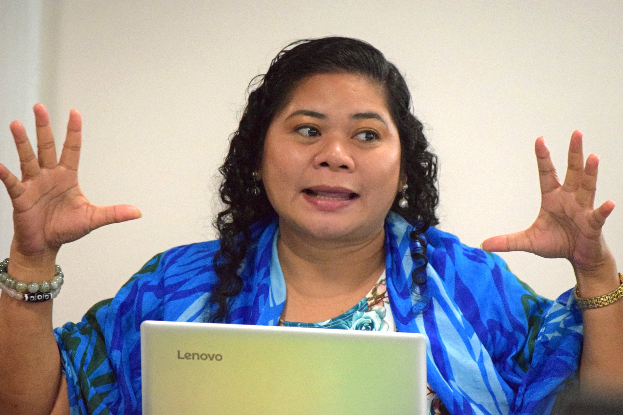 La Révérende Connie Semy Mella, de la Conférence des Philippines, travaille sur les Principes Sociaux Révisés au cours d'une séance de rédaction à l’United Methodist Building à Washington. Les Principes Sociaux Révisés ont fait l'objet d’une réflexion mondiale de huit ans et l'équipe de rédaction comprenait des Méthodistes Unis de toutes les régions de la dénomination. Photo gracieusement fournie par le Conseil Eglise et Société de l’Eglise Méthodiste Unie.