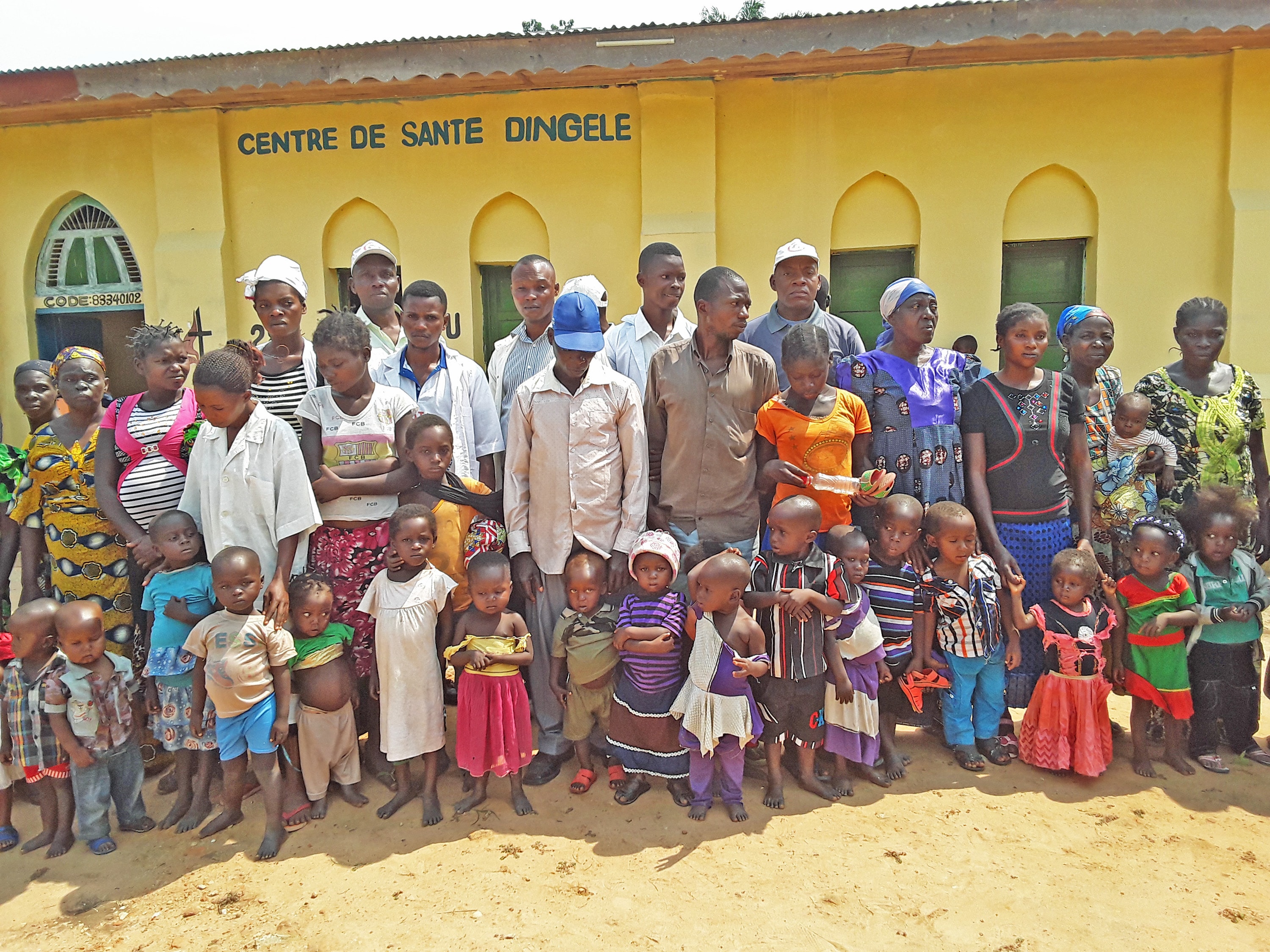 Les parents des enfants malnutris et les enfants qui ont retrouvé la santé à la fin de la première tranche du projet. Global Health a financé la prise en charge nutritionnelle des enfants en situation de malnutrition. Photo de François Omanyondo, UMNS.