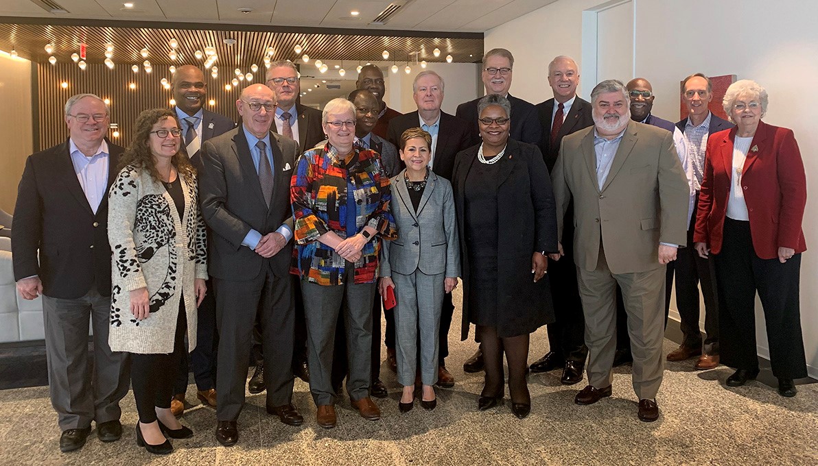 전 세계 연합감리교회의 다양한 그룹들의 구성원으로 조직된 비공식 단체인 중재 팀이 워싱턴 모임에서 합의서에 서명 후 한 자리에 모였다. 사진 제공, 중재 팀.