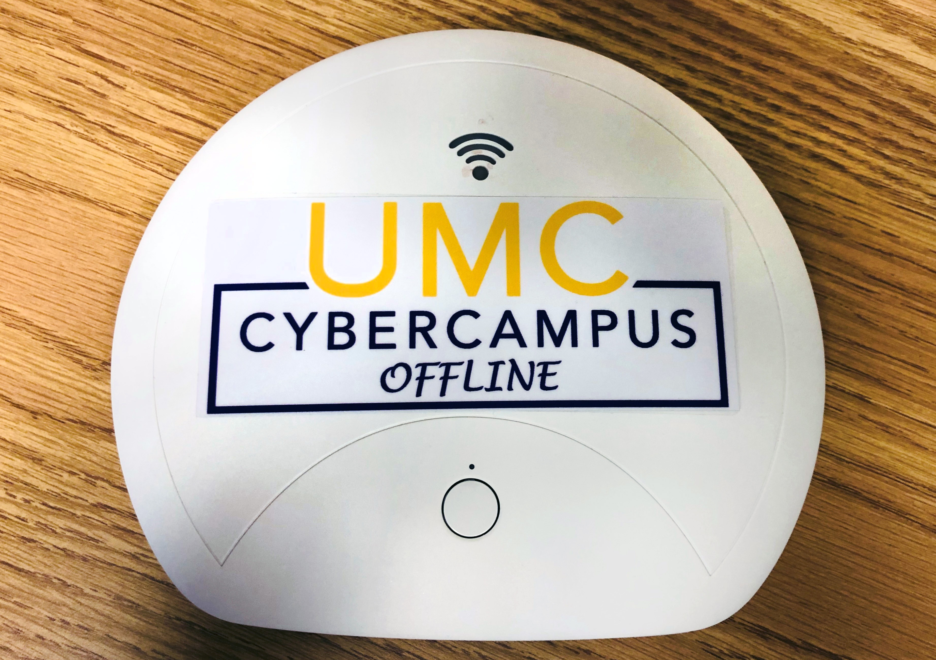 El dispositivo portátil "UMC Cyber ​​Campus Offline" ofrece material educativo digitalizado en áreas sin acceso a Internet. Foto del Rev. HiRho Park, Junta Metodista Unida de Educación Superior y Ministerio (GBHEM).