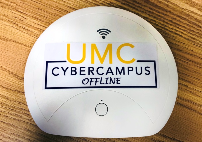 O dispositivo de ponto de acesso portátil "UMC Cyber ​​Campus Offline" fornece materiais educacionais digitalizados para áreas sem acesso à Internet. Foto do Rev. HiRho Park, Conselho Metodista Unido de Ensino Superior e Ministério.