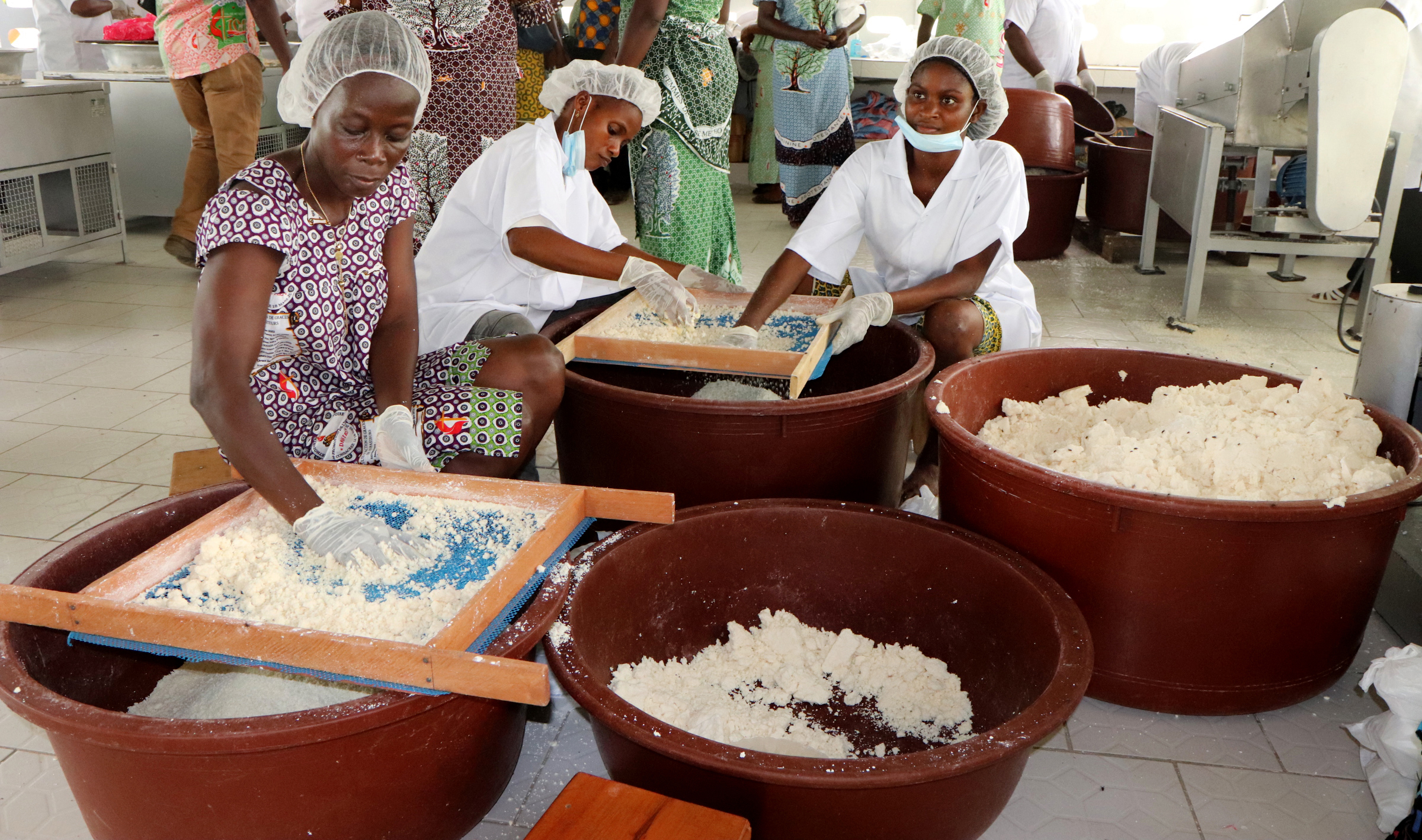 Des femmes Méthodistes Unies transforment les tubercules de manioc en attiéké, un plat traditionnel ivoirien, dans une nouvelle usine de transformation semi-mécanisée à Anyama, en Côte d'Ivoire. Un don de 200 000 dollars de UMCOR a contribué à financer l'usine de production. Photo de Isaac Broune, UM News.